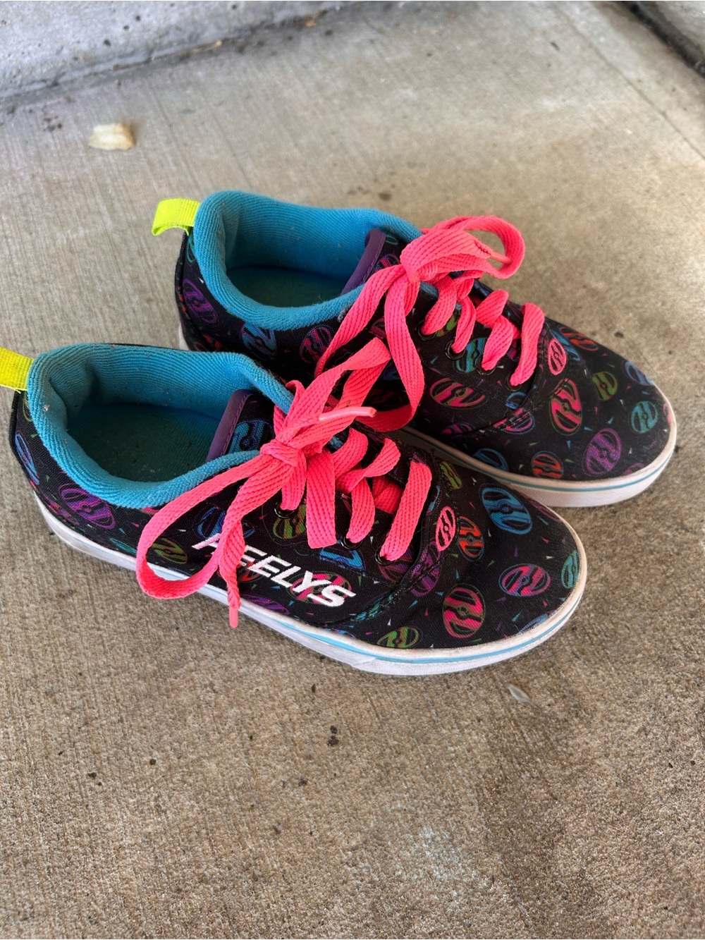 Heelys Kids size 3 Black Sneakers with Neon Pink Laces and Teal Interior